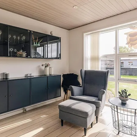 8 Person In Skagen-by Traum