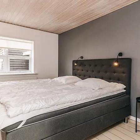 8 Person In Skagen-by Traum *